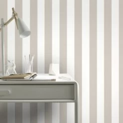 Superfresco Easy Vliesbehang Lynn Strepen Taupe-gebroken Wit 33-185 -Beste Behang Winkel 123 1273